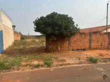 Lote murado no asfalto