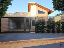 Casa com 03 quartos e piscina