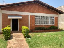 Casa ampla com muito espaço de quintal