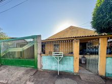2 casas com terreno amplo
