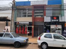Galeria comercial com salas no piso superior