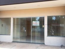 Salão amplo com banheiro na avenida