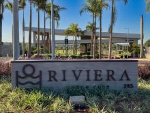 Lote de frente para praça