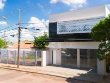 Prédio comercial de esquina