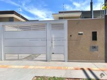 Casa com 3 dormitórios e quintal no Rita Vieira