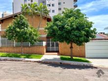 Sobrado a menos de 100 metros do shopping