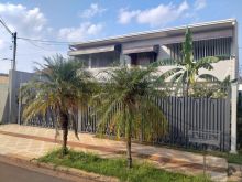 Sobrado de 421m² com piscina no Vilas Boas