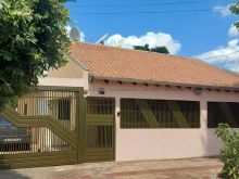 Casa ampla bem localizada