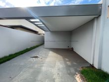 Casa nova com cômodos amplos e sobra de terreno