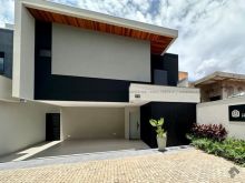 Sobrado em condomínio com 3 suítes e spa com hidro