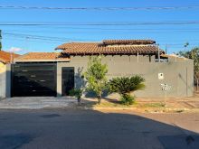 Casa de esquina com churrasqueira