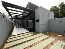 Linda casa com amplo espaço de terreno