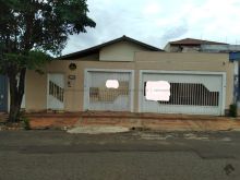 Casa com quatro quartos e piscina no Centro
