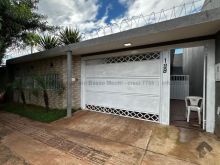 Casa com amplo espaço de terreno livre