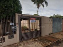Casa de esquina com amplo terreno