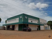 Amplo salão com estrutura para supermercado