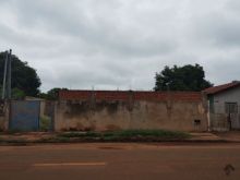 Terreno com casa de 03 quartos sendo um suite já com as paredes