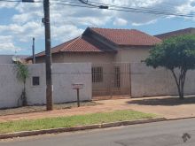 Casa de esquina com terreno grande