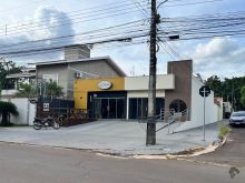 Sala comercial com edícula