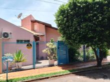 Casa de esquina em frente a praça