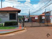 Casa térrea com duas suites e escritorio