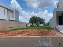 Terreno já murado e próximo ao lazer do condomínio