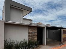 Suíte master com closet e piscina no Jd. das Nações