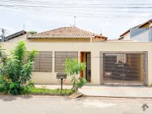 Casa em rua tranquila e bem localizada no Leblon