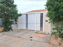 Casa com suíte e churrasqueira