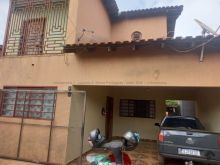 Sobrado amplo e bem conservado