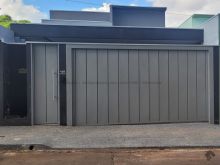 Casa moderna e rica em Blindex