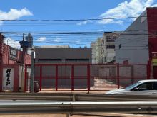 2 salões e 3 salas no imóvel