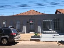 Peças amplas e armários nos dois quartos e suíte