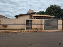 Casa com piscina e 3 dormitórios
