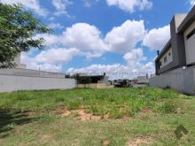 Terreno bem localizado plano