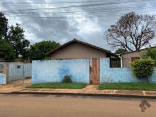 Casa térrea de esquina com amplo quintal