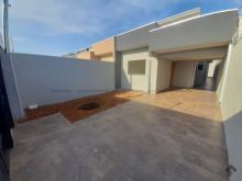 Sala de estar e jantar com terreno grande