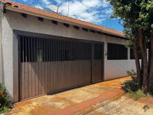 Casa ampla com edícula rica em armários