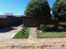 Linda casa com piscina e com mobílias
