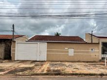 Casa com edícula