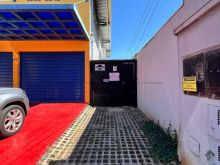 Casa de fundos com energia solar