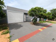 Casa em terreno único com terreno e cômodos amplos