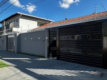 Casa muito bem localizada assista o vídeo