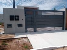Casa térrea com 3 quartos c suíte no Rita Vieira