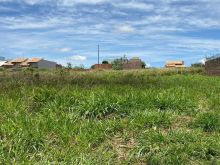 Terreno plano pronto para construir