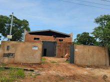 Galpão murado e com portão de acesso