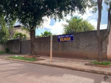 Terreno com pequena construção