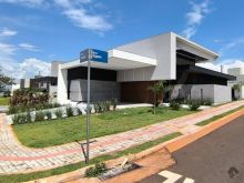 Térrea com 4 suítes em terreno de esquina