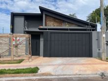 Casa ampla com piscina em construção