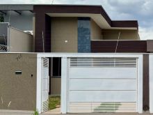Casa moderna com espaço gourmet e quintal